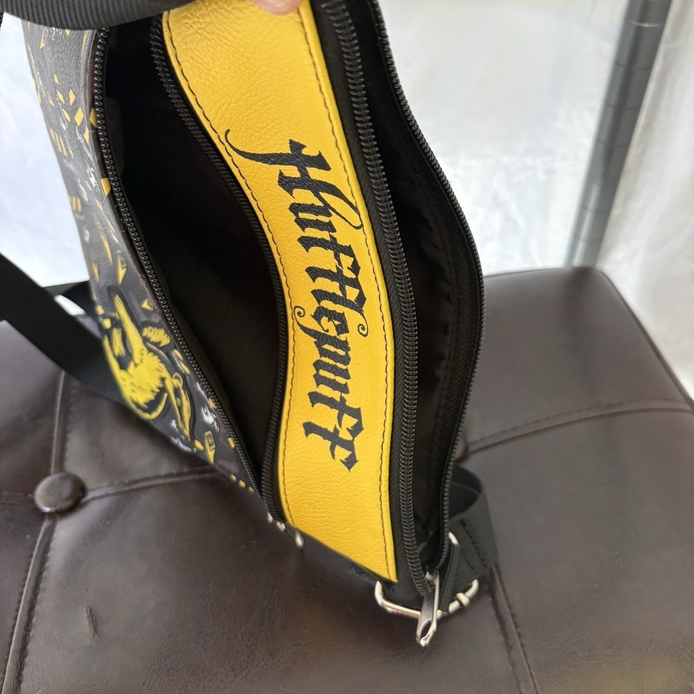 Harry Potter Hufflepuff Badger 8.5" Loungefly Crossbody Bag Purse Bag EUC - Picture 6 of 6